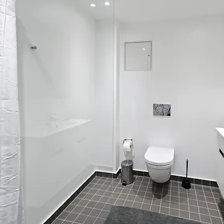 Cool 1-bed With Private Terrace Apartment *